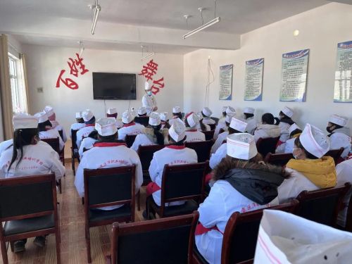 開展技能培訓(xùn),提升勞動(dòng)者素質(zhì) 麻子川鎮(zhèn)組織已脫貧戶開展牛肉拉面技能培訓(xùn)