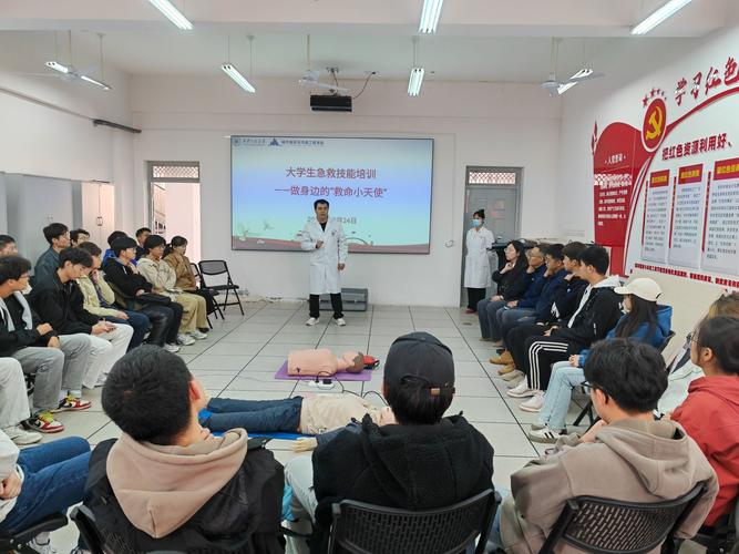 校醫(yī)院開展大學(xué)生急救技能培訓(xùn)